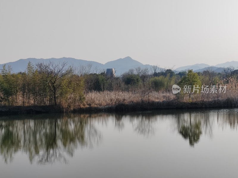 山水相依的宁静湖泊自然风光