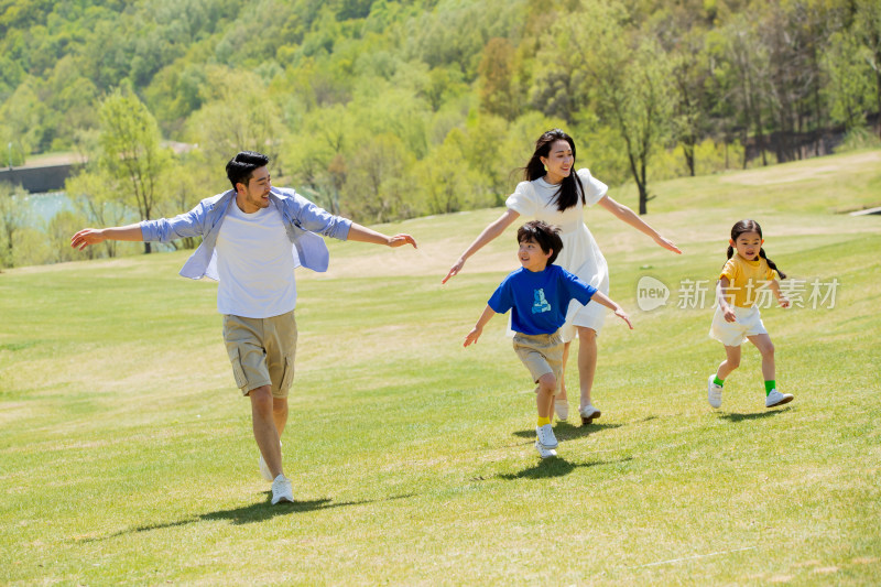 快乐家庭在草地上玩耍