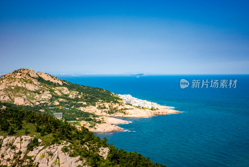 蓝天白云下天空海岸线自然风景