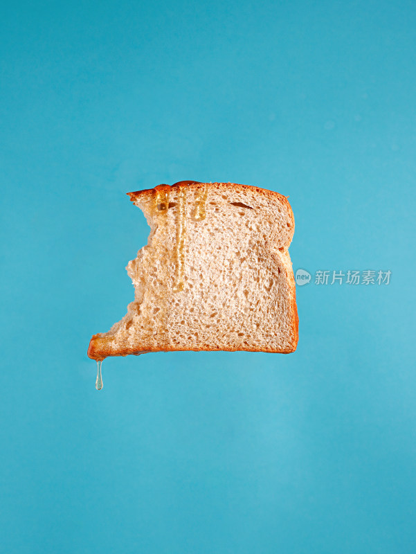 蓝色背景上，一块早餐面包的特写