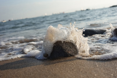 沙滩上海浪冲刷石头