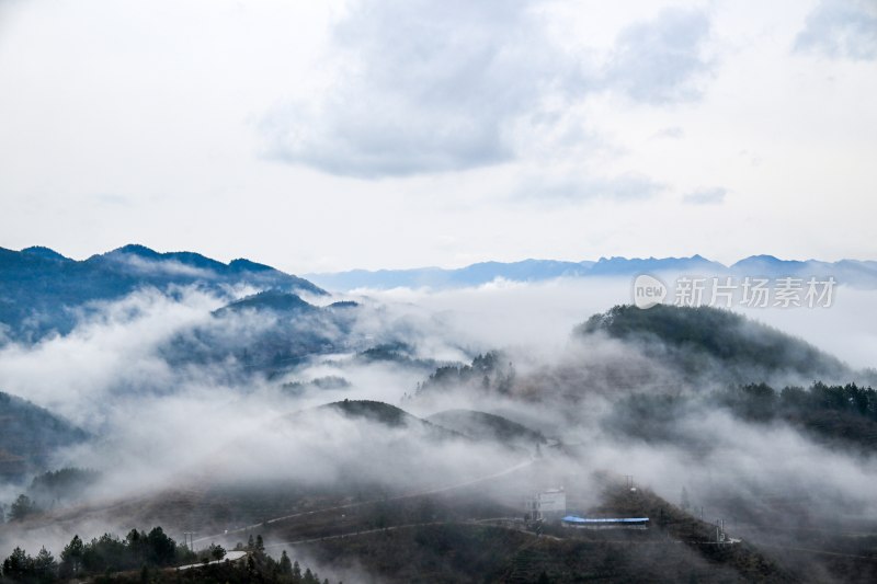 重庆酉阳：雾气中的山村田园