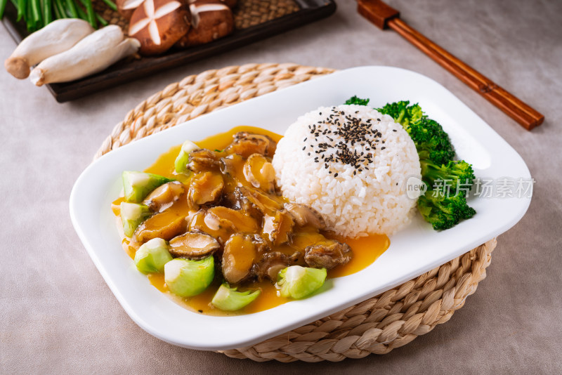 中餐美食一盘美味的炒鲍鱼和米饭