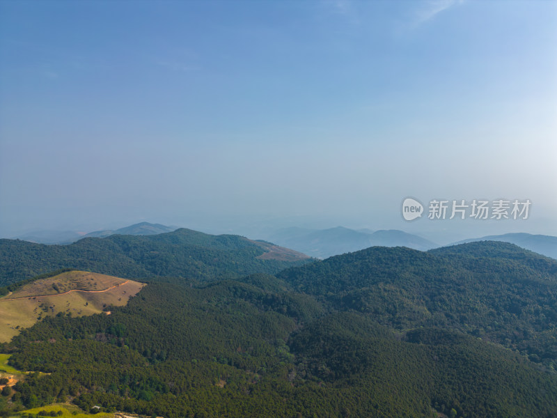 航拍郊外的山脉自然风光