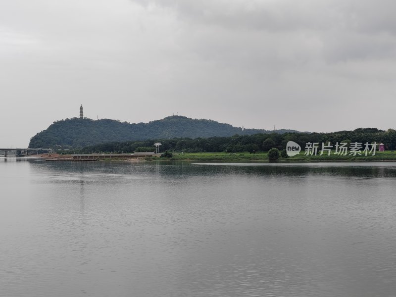 山水环绕的平静江水景色