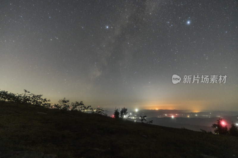 夜晚山林间的璀璨星空全景