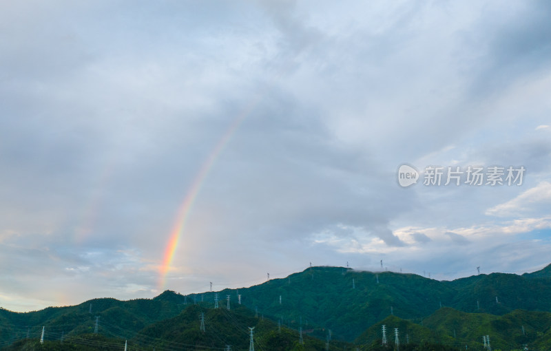 风雨后小城出现一道彩虹