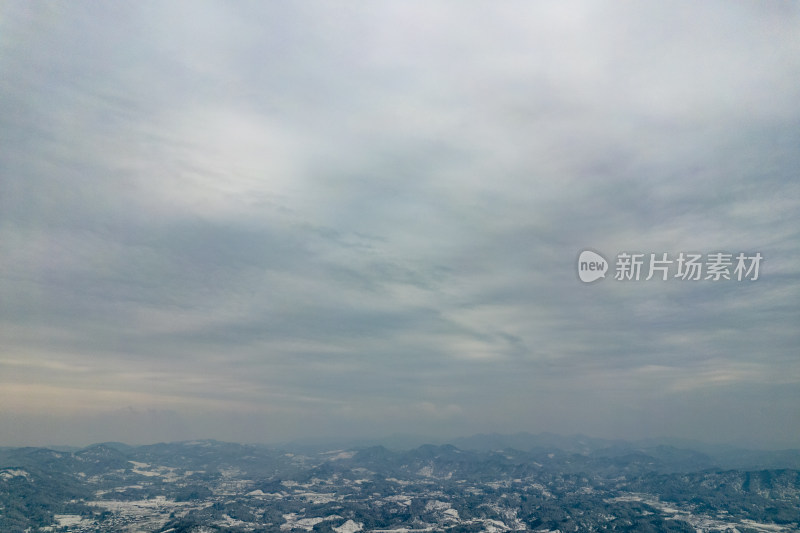 山川丘陵农田冬天雪景航拍图