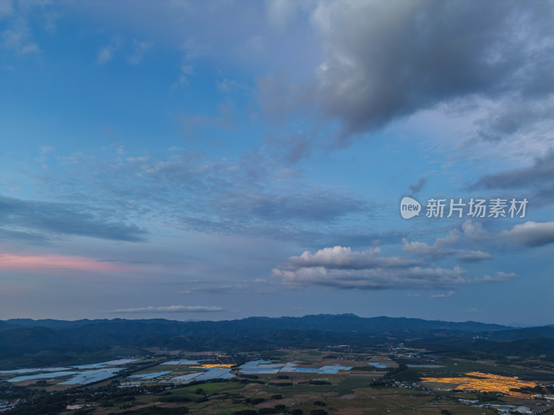 航拍夕阳余晖下的乡村田野