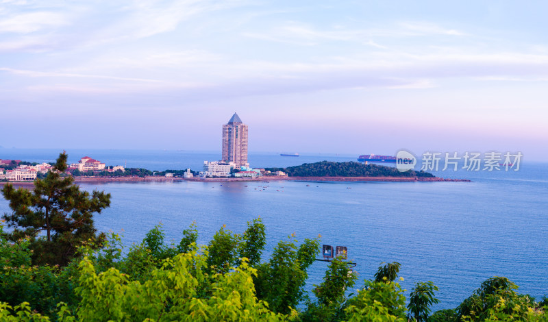 山东青岛，小鱼山上俯瞰第二海水浴场黄昏