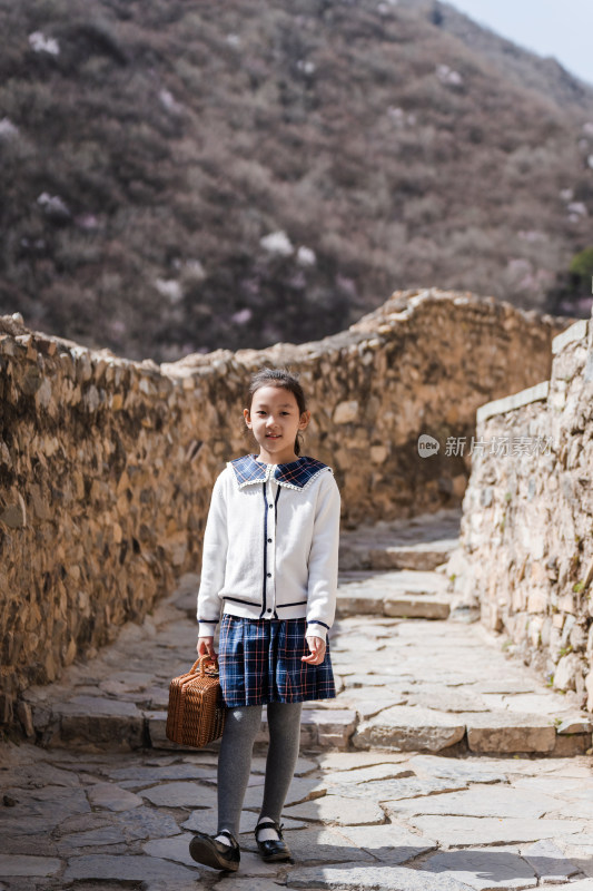 春天在北京爨底下村游玩踏青的中国女孩