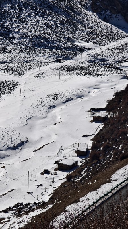 雪后山间小屋的宁静景象