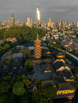 南京鸡鸣寺与紫峰大厦相映成趣的城市景观