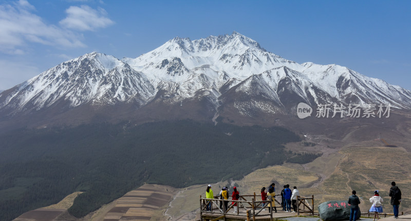 祁连卓尔山牛心山雪山航拍全景远景