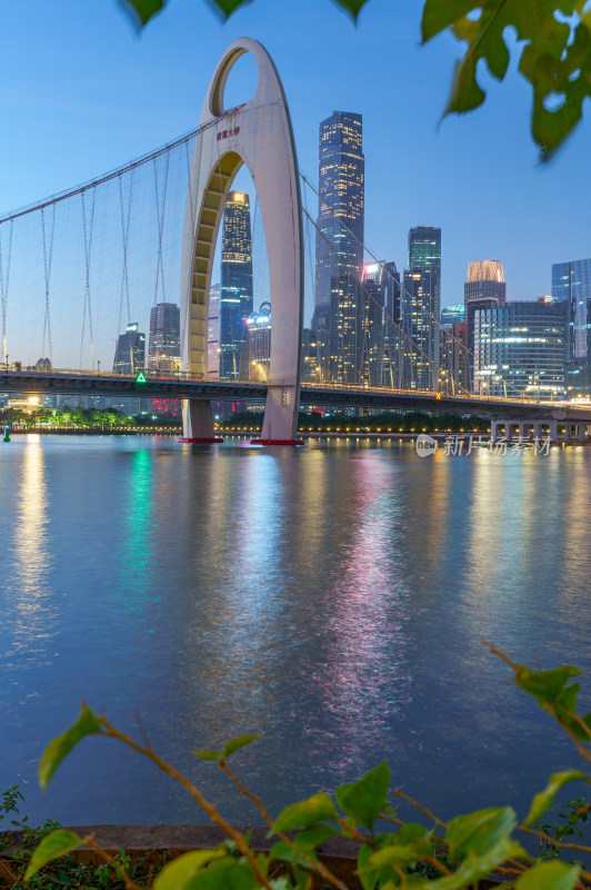 广州珠江新城CBD摩天大楼与猎德大桥夜景