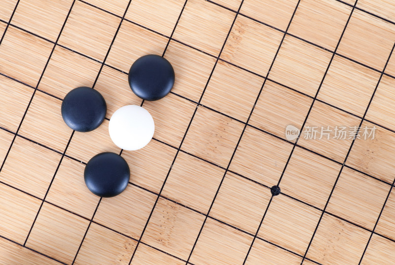 俯视棋盘上的围棋子