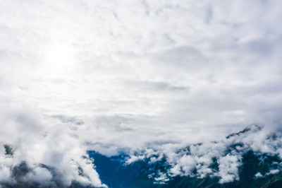 中国西藏萨普神山后的风景