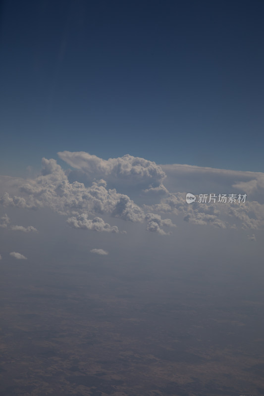 高空飞行蓝天白云