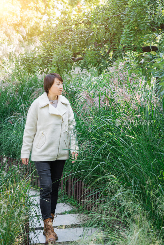 秋天走在公园小路上的中国女性