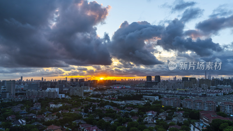 城市上空日出时的壮丽景象