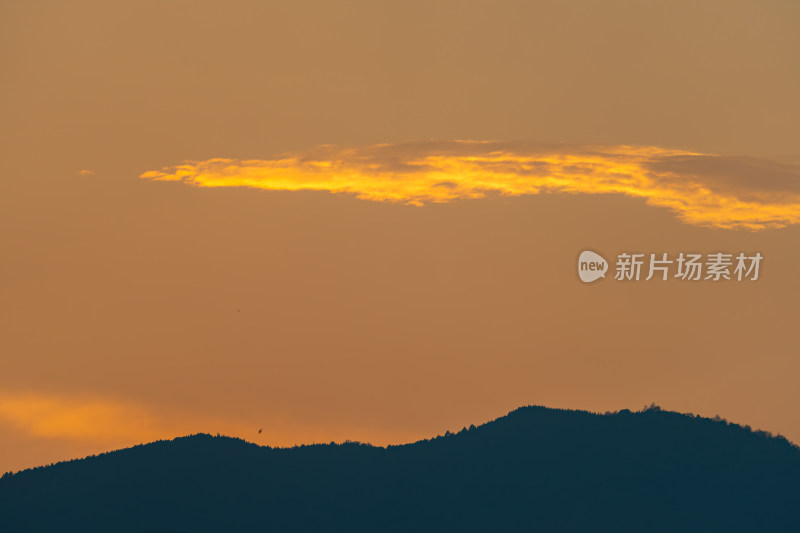 日落余晖下的山峦