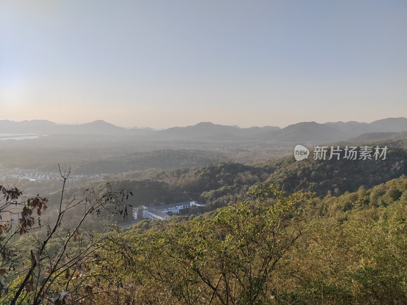 山间远景图，可见植被与建筑