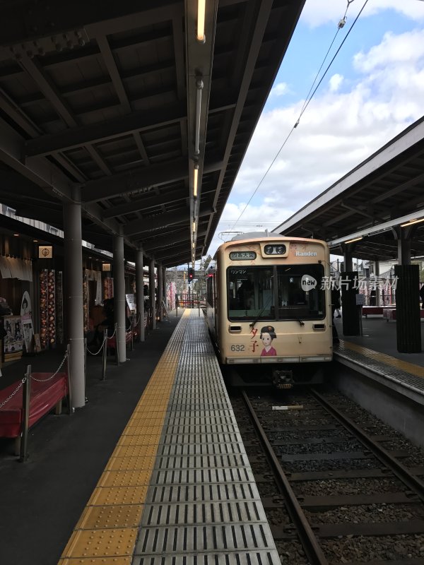 日本京都岚山站台内有列车停靠的火车站场景