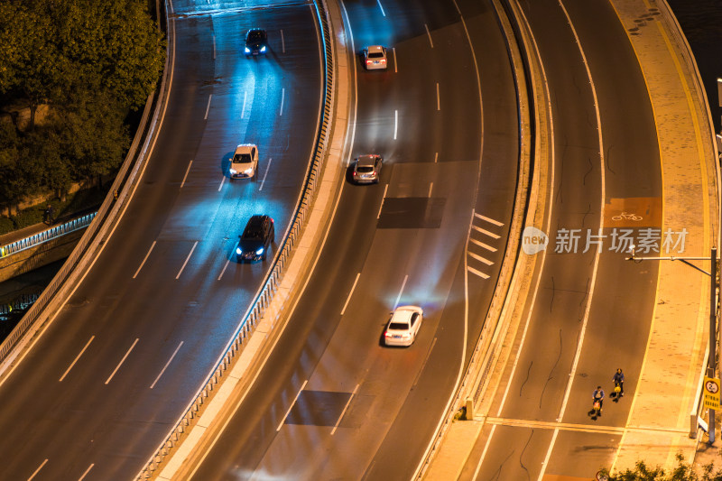 夜晚多车行驶的城市高架桥道路