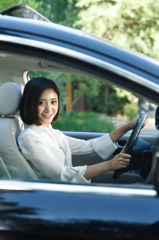 青年女人开车