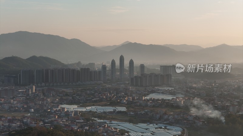 依山而建的城市建筑群全景