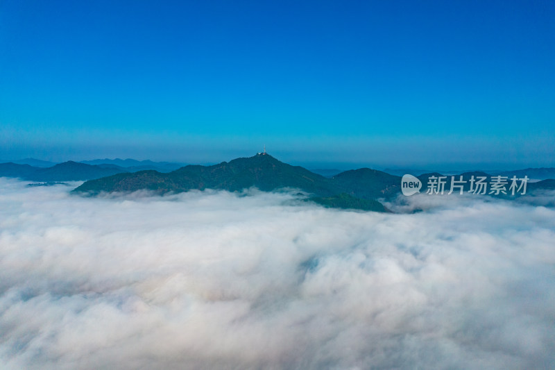 云层之上云海蓝天白云山川航拍摄影图