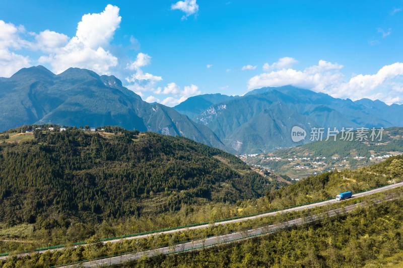 高速公路穿山而过