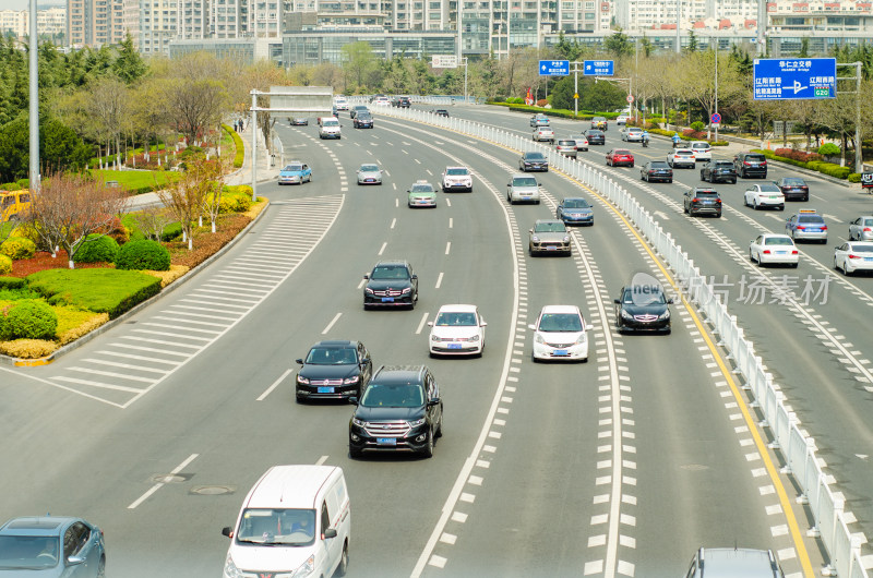 青岛一处城市道路拐弯处