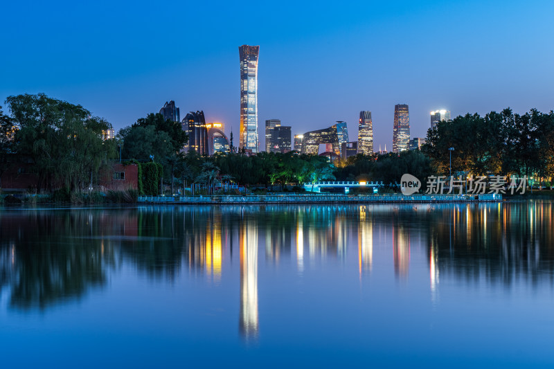 中国北京夜晚cbd建筑群灯光湖面倒影