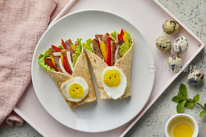 高视角拍摄的儿童餐 全麦彩椒牛肉卷饼