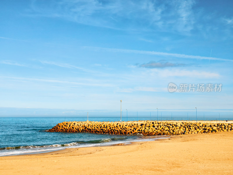 海滩上的防波堤与海洋景观