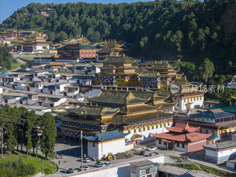 甘南郎木寺全景寺院金顶建筑航拍