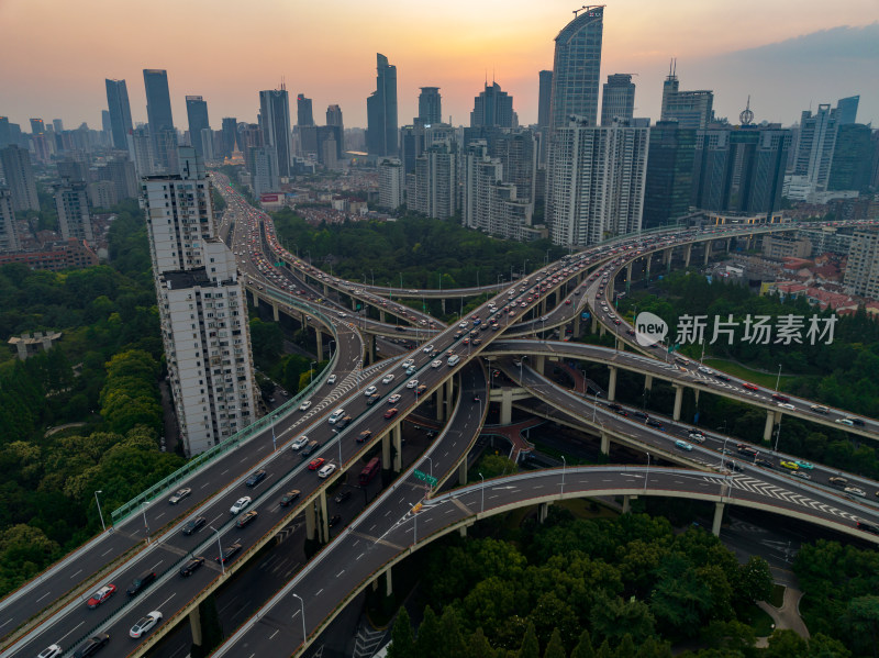 城市立交黄昏车流航拍全景