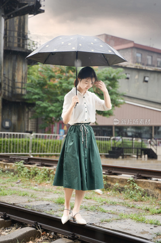 雨中打伞的女生废弃车站工厂