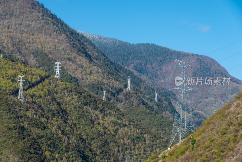 山间输电塔与自然风光