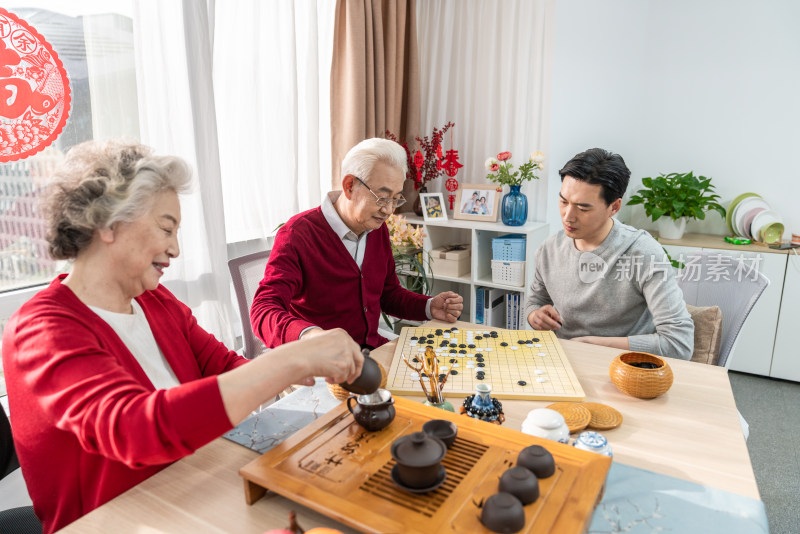 快乐的家庭喝茶下围棋