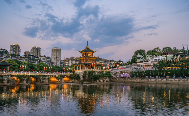 傍晚日落彩霞贵州贵阳地标南明河甲秀楼夜景