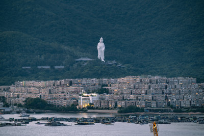 香港新界远眺观音像与城市全景