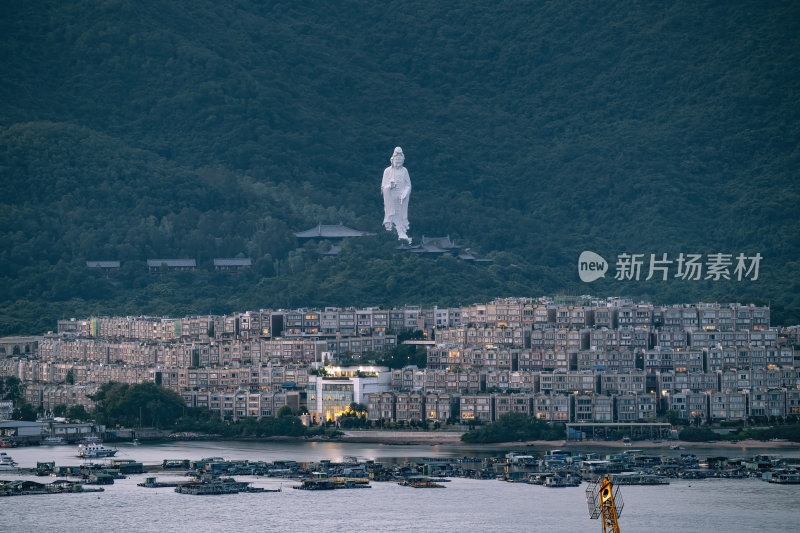 香港新界远眺观音像与城市全景