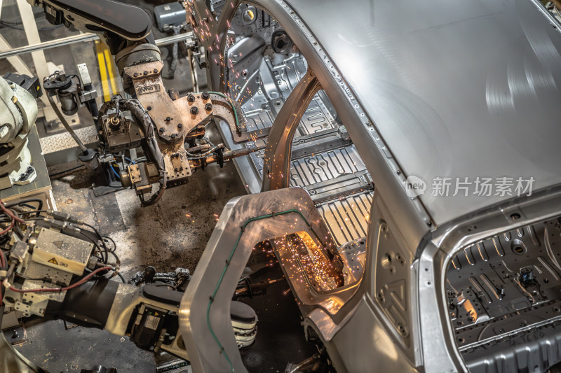 汽车制造中的机械臂焊接场景