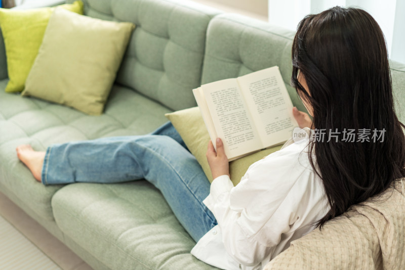 年轻女士在卧室看书 学习