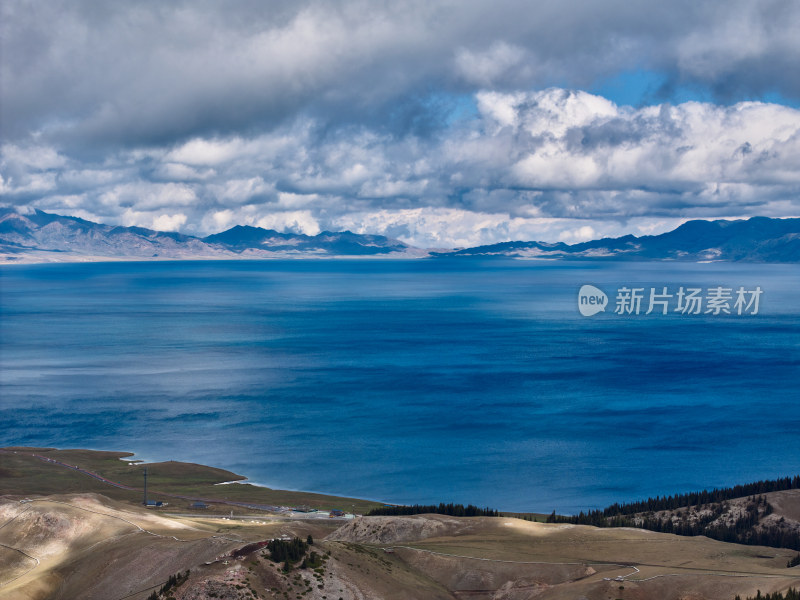 蓝天白云下的赛里木湖