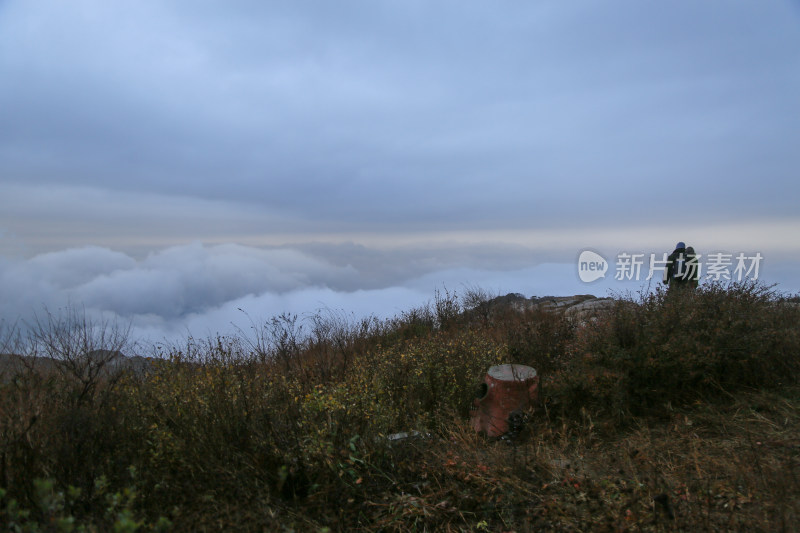 凌晨日出前云雾缭绕的泰山山峰