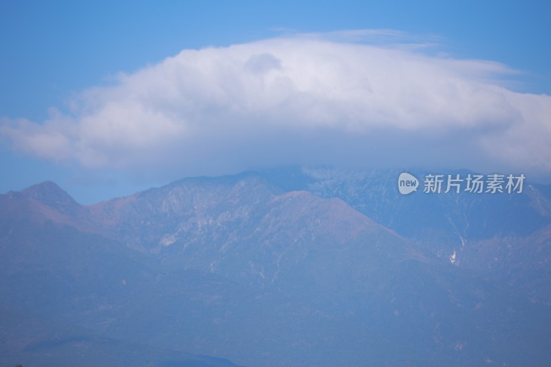 蓝天白云下的连绵山脉苍山洱海壮丽景象