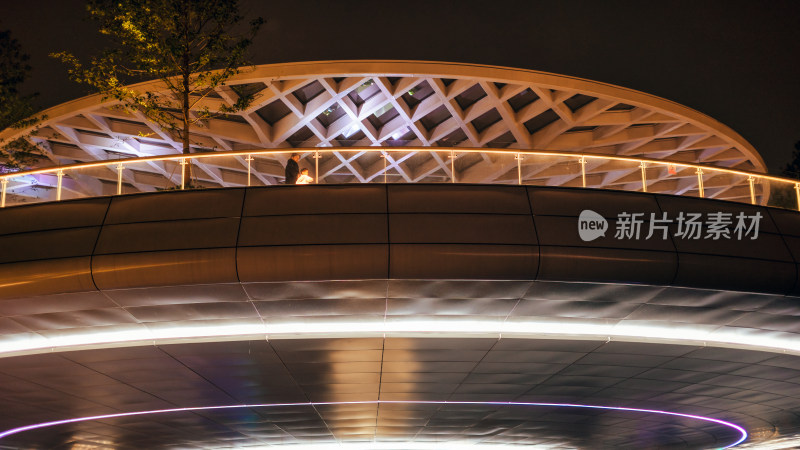 成都交子公园跨越锦江的莲叶景观桥夜晚市民